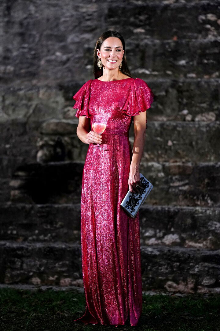 Kate in einer pinken Glitzer-Robe