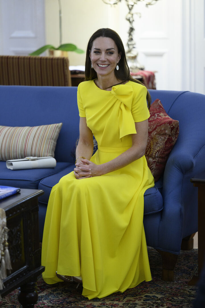 Kate in einer gelben Robe