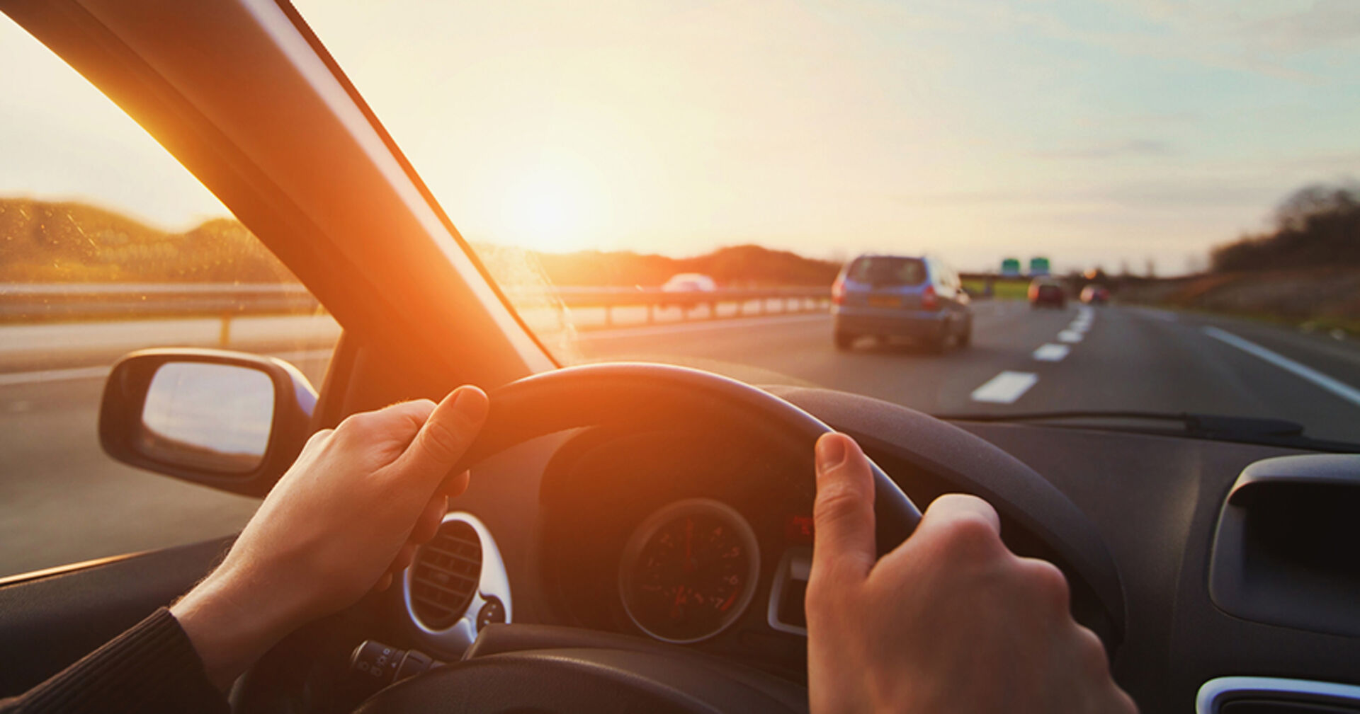 Frau unterwegs auf der Autobahn | Credit: iStock.com/anyaberkut