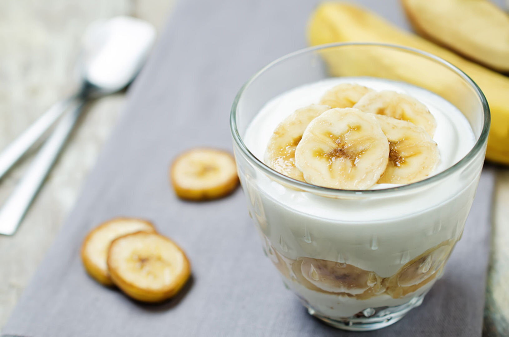 Ein Glas Joghurt mit Banane | Credit: iStock.com/nata_vkusidey