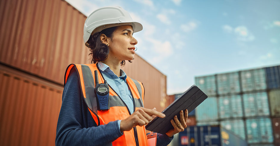 Frau koordiniert Arbeiten auf einer Baustelle | Credit: iStock.com/gorodenkoff