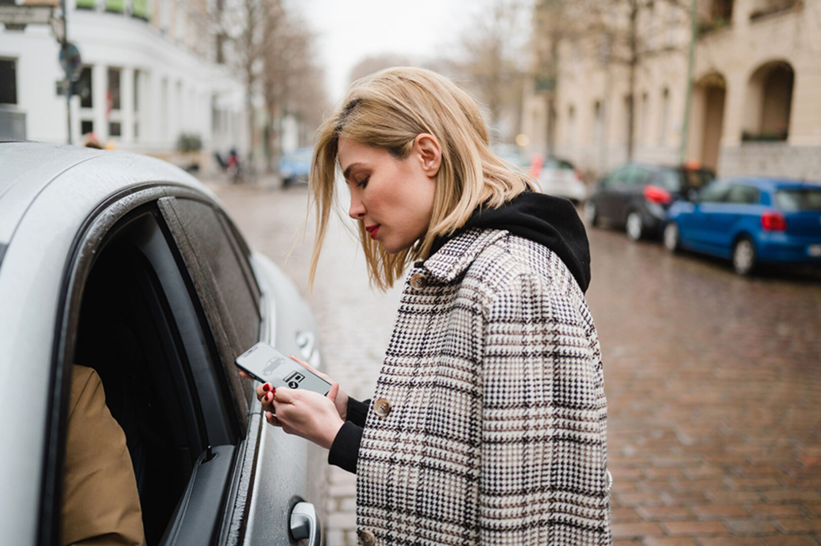 Frau beim Carsharing | Credit: iStock.com/Nils Hasenau