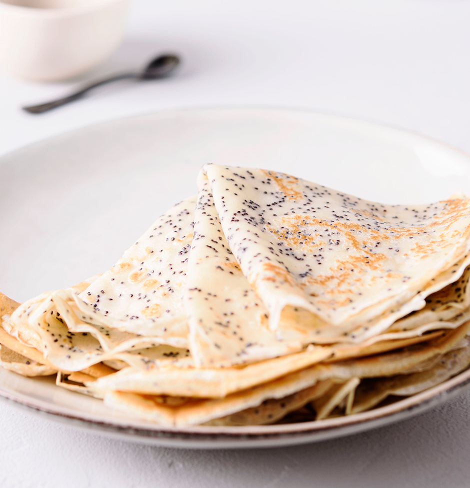 Ein Teller frischer Crêpes | Credit: iStock.com/Trendy_Rowdy