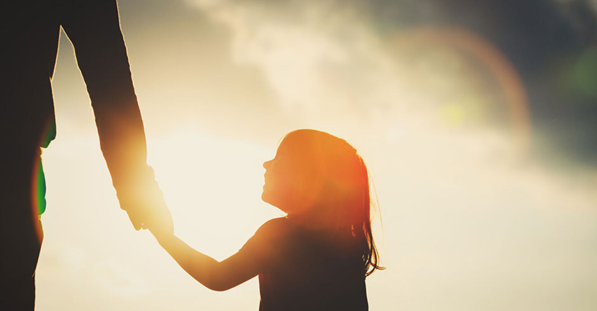 Kleines Mädchen an der Hand ihres Vaters | Credit: iStock.com/Nadezhda1906