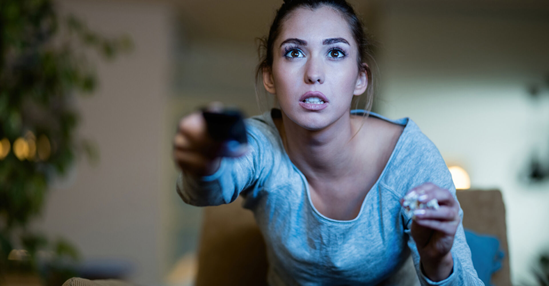Junge Frau in Hochspannung vor Beginn der Lieblingsserie | Credit: iStock.com/Drazen Zigic