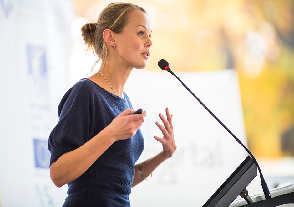 Junge Frau während einer Präsentation | Credit: iStock.com/ViktorCap