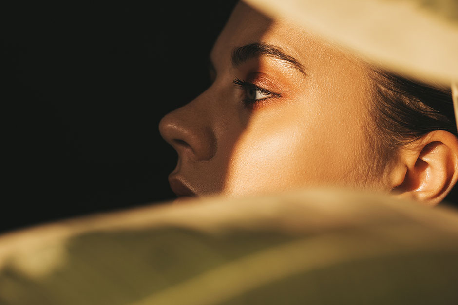 Seitenansicht einer jungen Frau mit sonnengebräunter Haut | Credit: iStock.com/SiberianBeauty