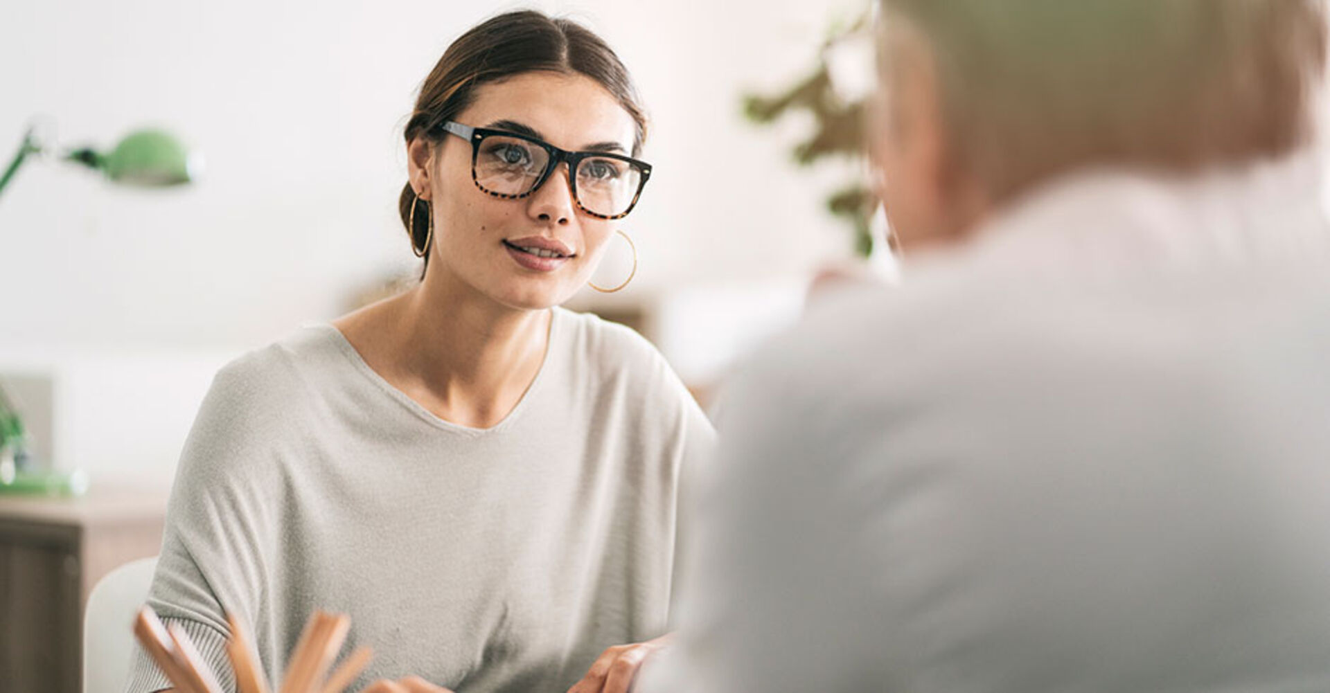 Frau bei Gehaltsverhandlungen | Credit: iStock.com/seb_ra