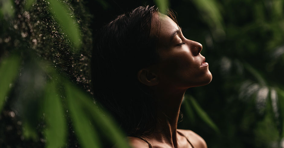 Junge Frau mit ernstem Ausdruck und geschlossenen Augen | Credit: iStock.com/Margaryta Basarab