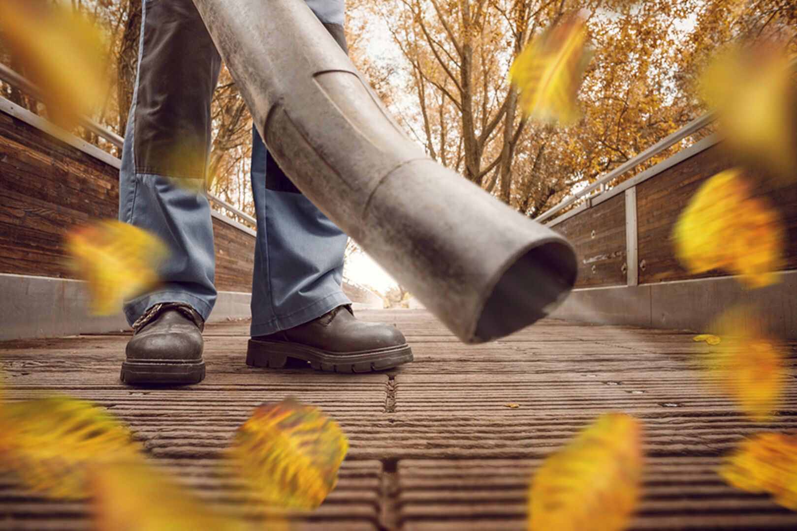 Mann mit Laubbläser im Herbst | Credit: iStock.com/photoschmidt