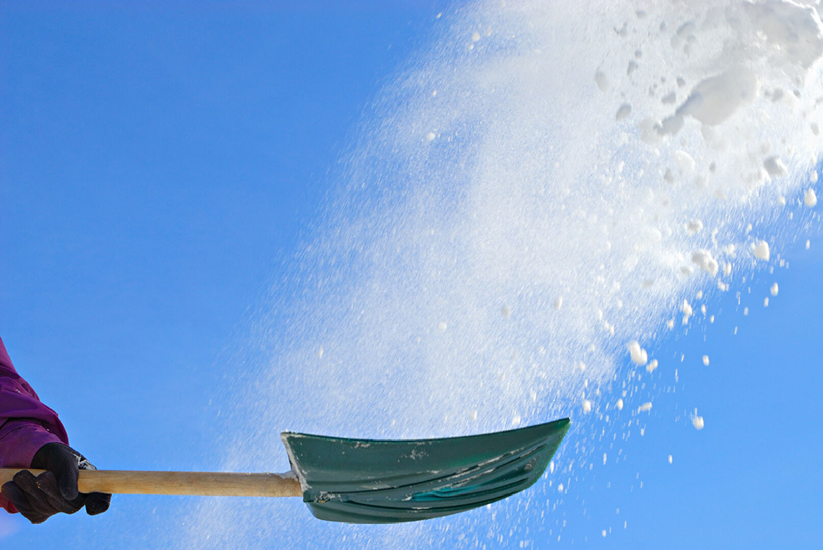 Mann beim Schneeschaufeln im Winter | Credit: iStock.com/Bronwyn8