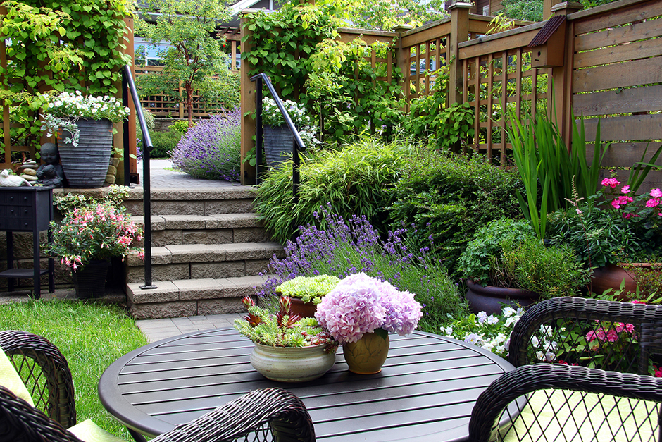 Terrasse mit Treppe in den Garten | Credit: iStock.com/HannamariaH