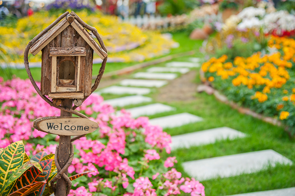 Garten mit kleinem Weg und Blumeninseln | Credit: iStock.com/LeeYiuTung