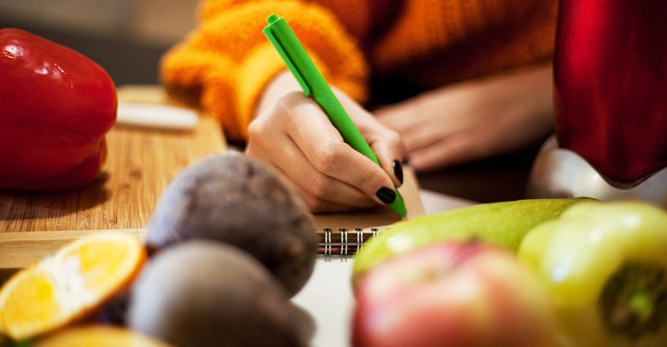 Junge Frau schreibt eine Einkaufsliste | Credit: iStock.com/EllenaZ