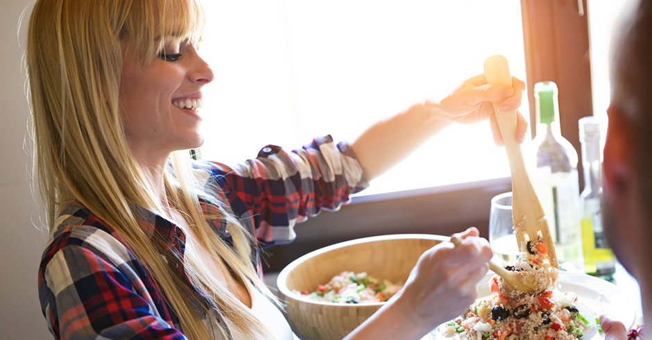 Junge Frau genießt ihre Quinoa-Gericht | Credit: iStock.com/nensuria