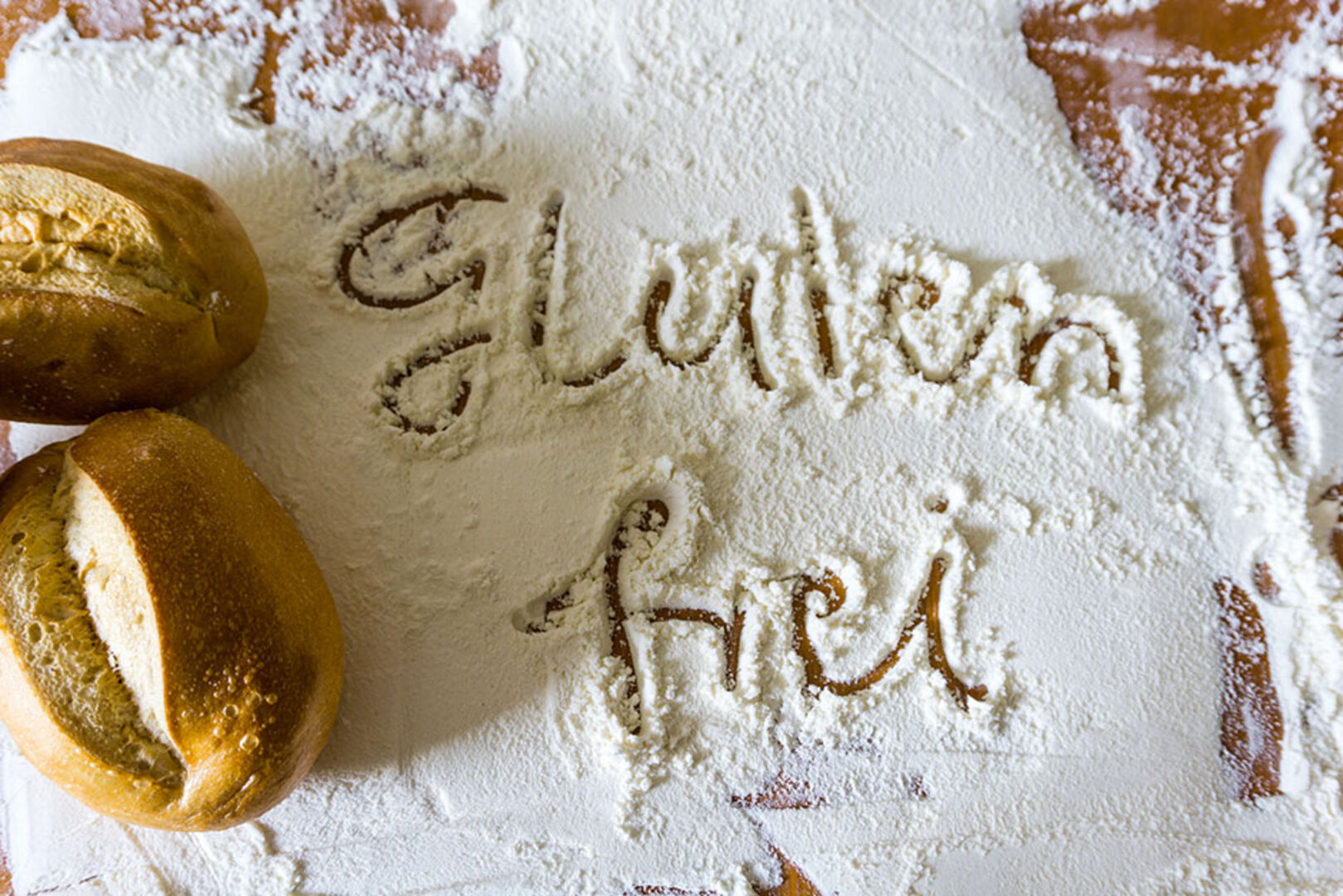 Das Wort &quot;glutenfrei&quot; in Mehl geschrieben | Credit: iStock.com/Martin Keiler