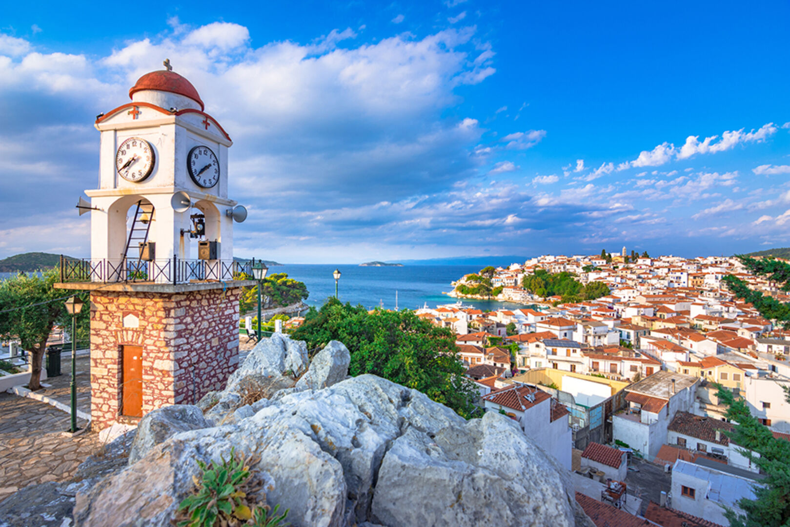 Die Altstadt von Chora auf der Insel Skiathos | Credit: iStock.com/Gatsi