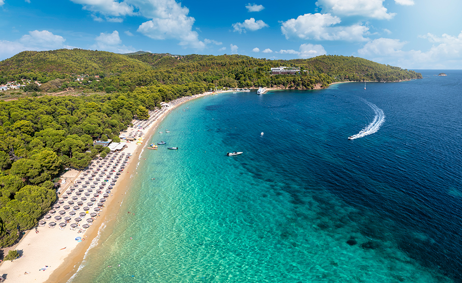 Der Koukounaries Strand auf der Insel Skiathos | Credit: iStock.com/SHansche