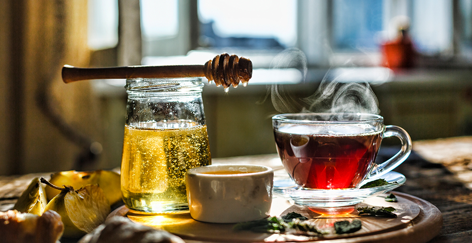 Tee mit Honig | Credit: iStock.com/GANNAMARTYSHEVA