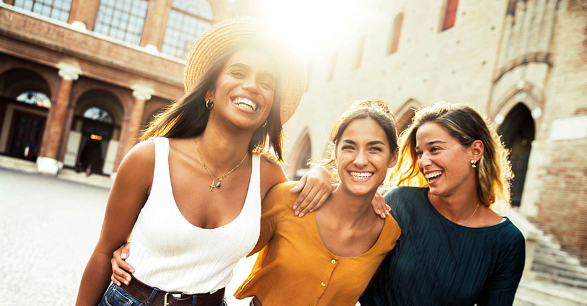 Drei junge Touristinnen in Rom | Credit: iStock.com/Kar-Tr