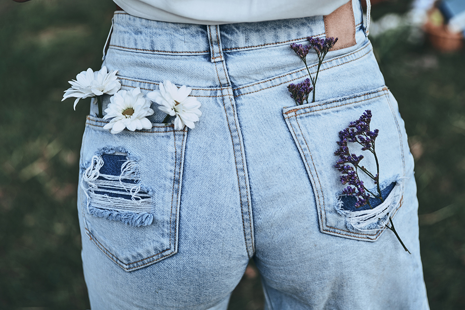 Junge Frau in verzierten Jeans | Credit: iStock.com/g-stockstudio