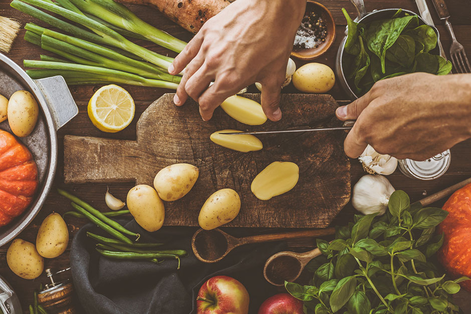 Mann beim Kartoffelschneiden | Credit: iStock.com/nerudol