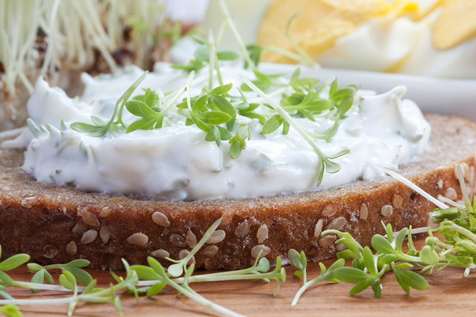 Eine Scheibe Brot mit Frischkäse und Kresse | Credit: iStock.com/yuelan