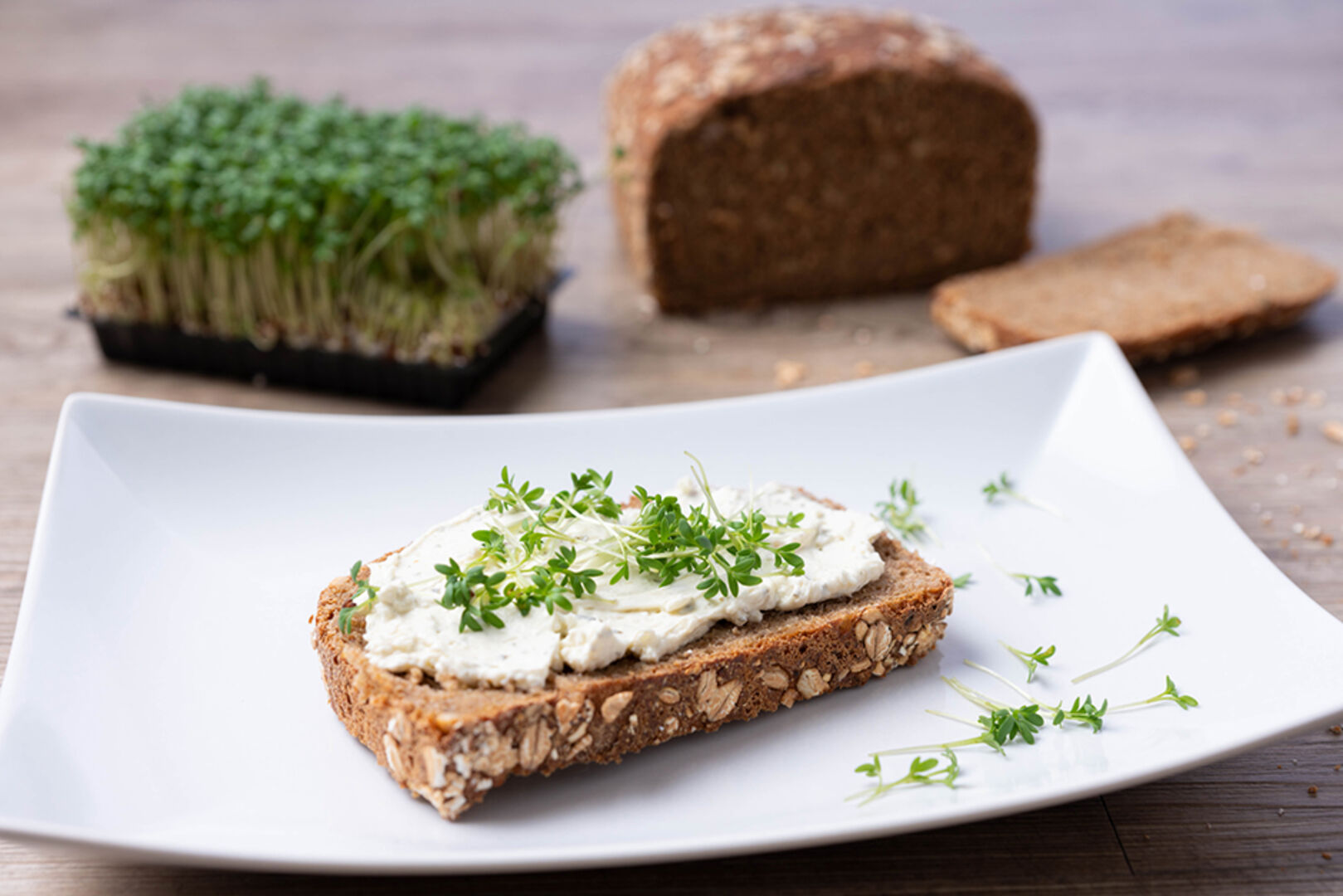 Eine Scheibe Brot mit Frischkäse und Kresse | Credit: iStock.com/SKatzenberger