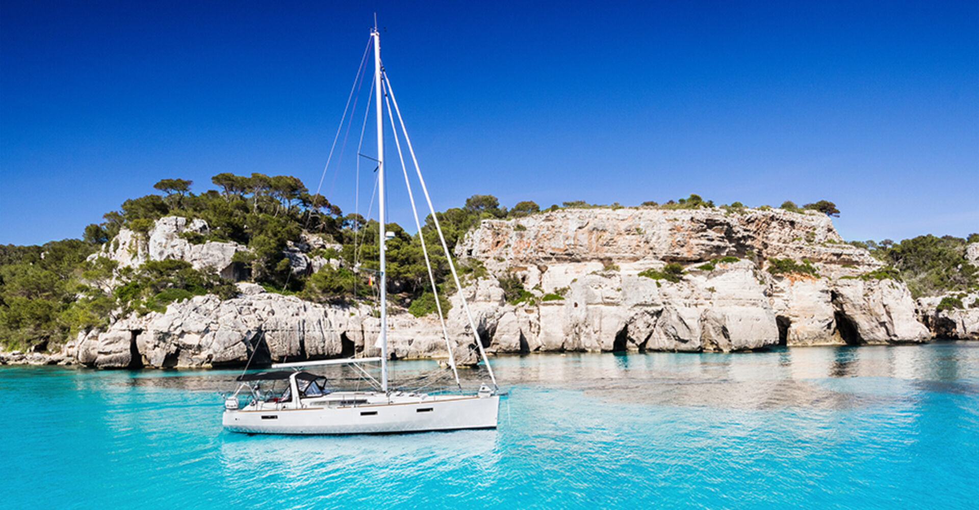 Segelboot vor kroatischer Küste | Credit: iStock.com/Poike