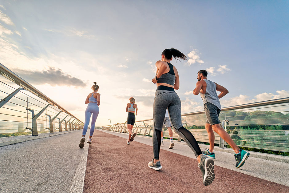 Eine Gruppe junger Frauen und Männer beim Lauftraining | Credit: iStock.com/Vasyl Dolmatov