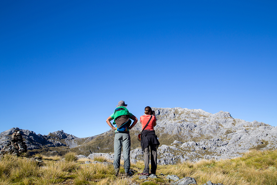 Zwei Wanderer vor dem Mount Owen in Neuseeland | Credit: iStock.com/olli0815