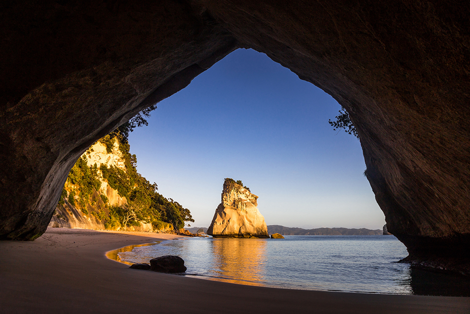 Cathedral Cove in Neuseeland bei Sonnenaufgang | Credit: iStock.com/annaphillipsnz