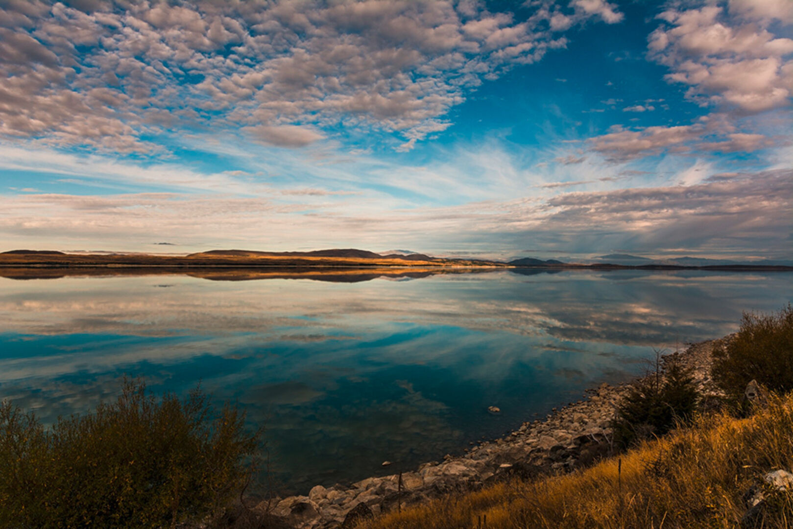 Der Lake Pukaki in Neuseeland in der Morgendämmerung | Credit: iStock.com/ShantiHesse