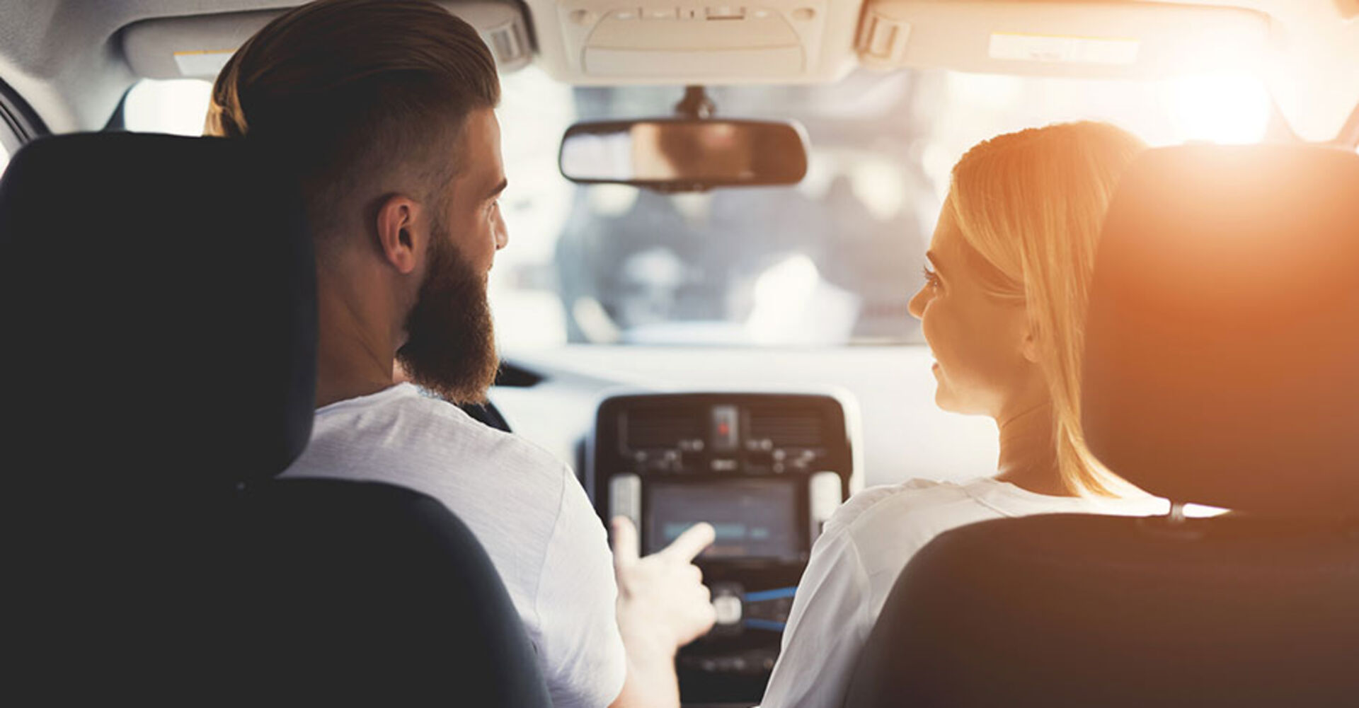 Glückliches Paar während einer gemeinsamen Autofahrt | Credit: iStock.com/vadimguzhva