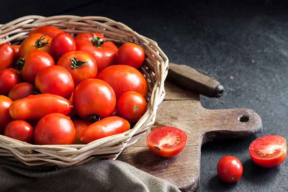 Ein Korb Tomaten | Credit: iStock.com/TYNZA