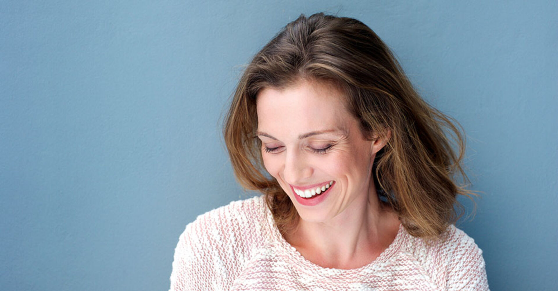 Entspannte Frau in der Mitte ihres Lebens | Credit: iStock.com/m-imagephotography