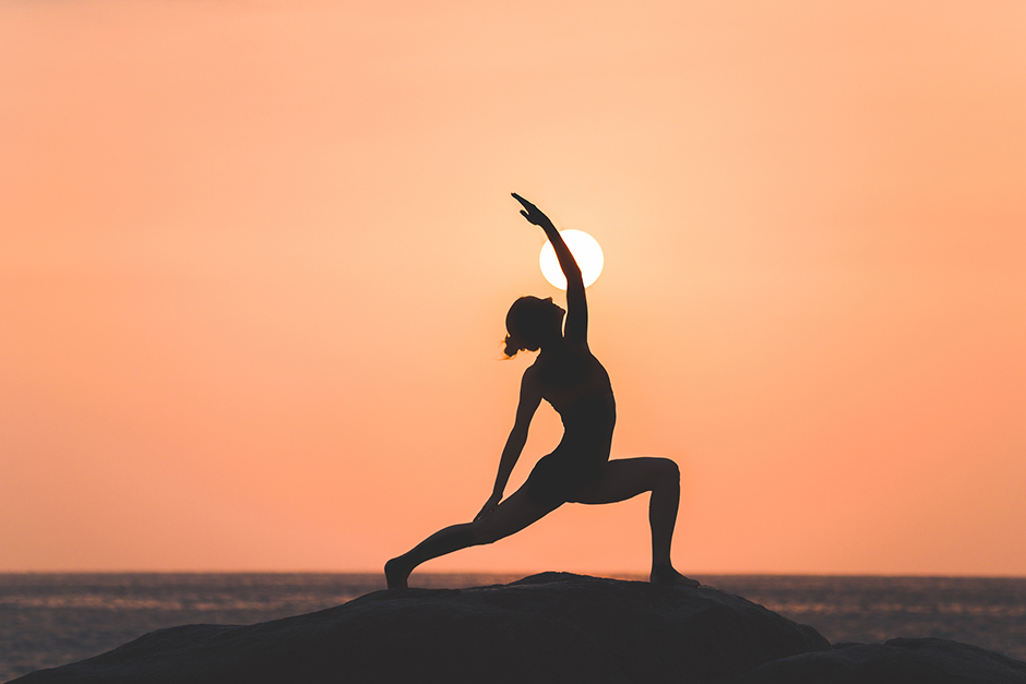 Junge Frau beim morgendlichen Yoga | Credit: iStock.com/dislentev