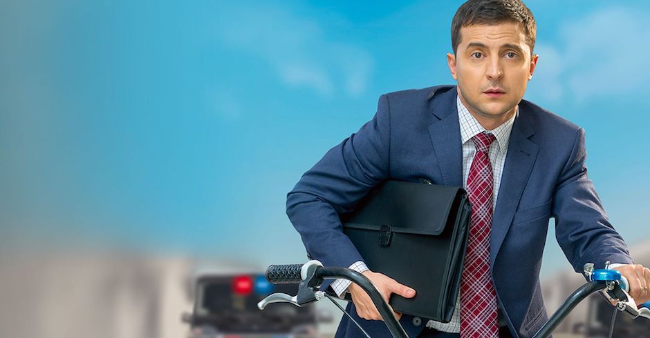 Szenenbild, Selenskyj am Fahrrad mit Aktentasche