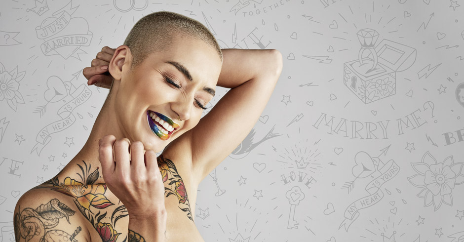 Frau mit Tätowierungen