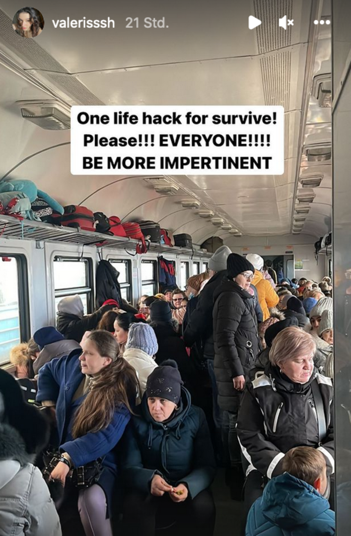 Viele Menschen in einem Zugabteil