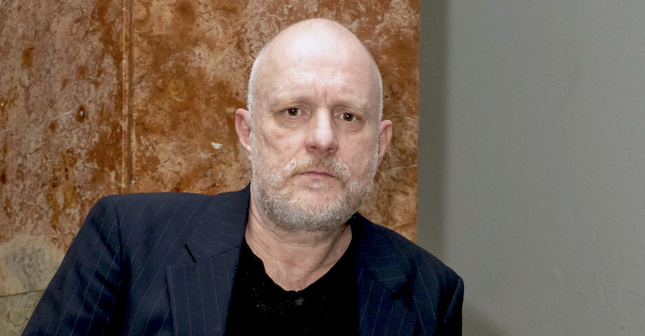 Ein frontales Porträtfoto von Christoph Grissemann. Er schaut ernst in die Kamera.