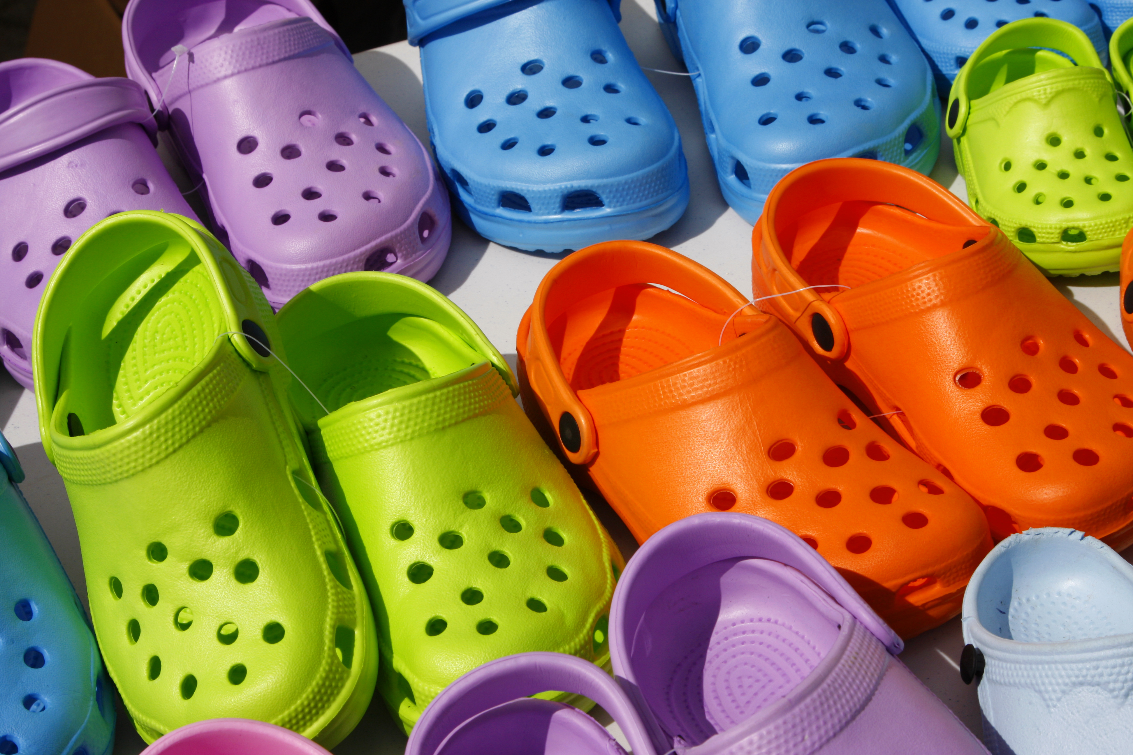 Crocs in verschiedenen Farben