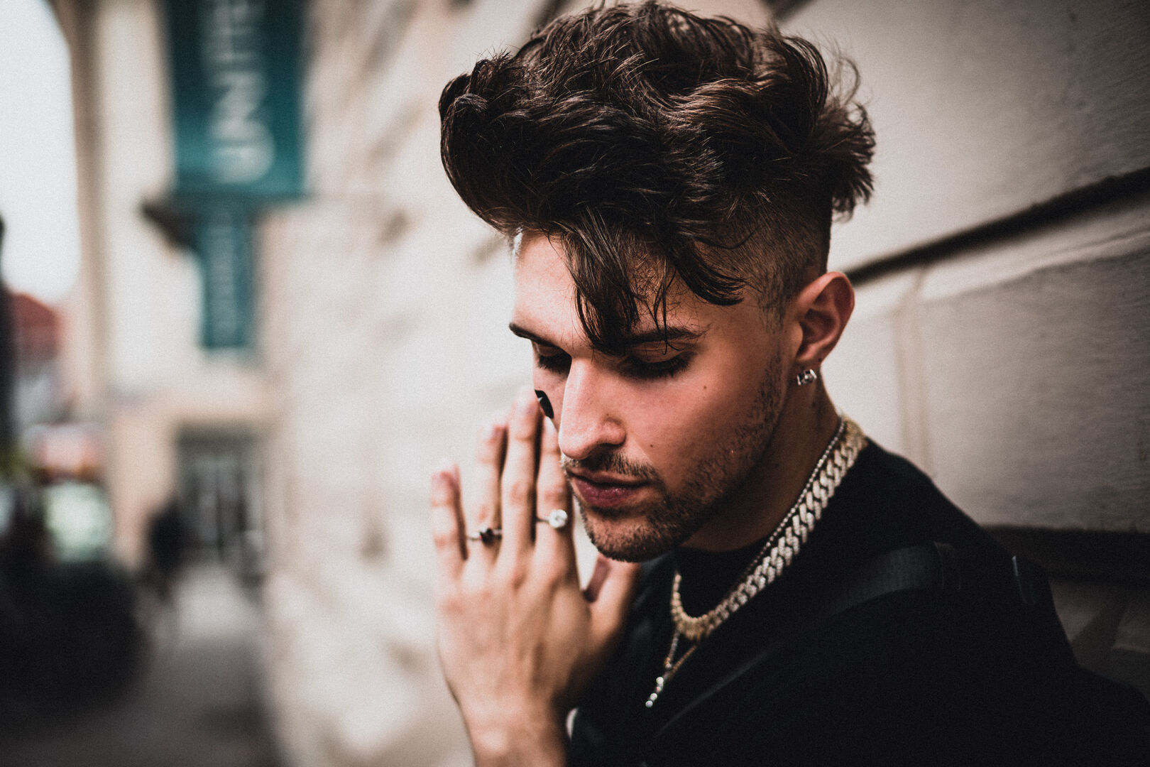 Rapper Gavis Dean mit Goldkette um den Hals in Nahaufnahme