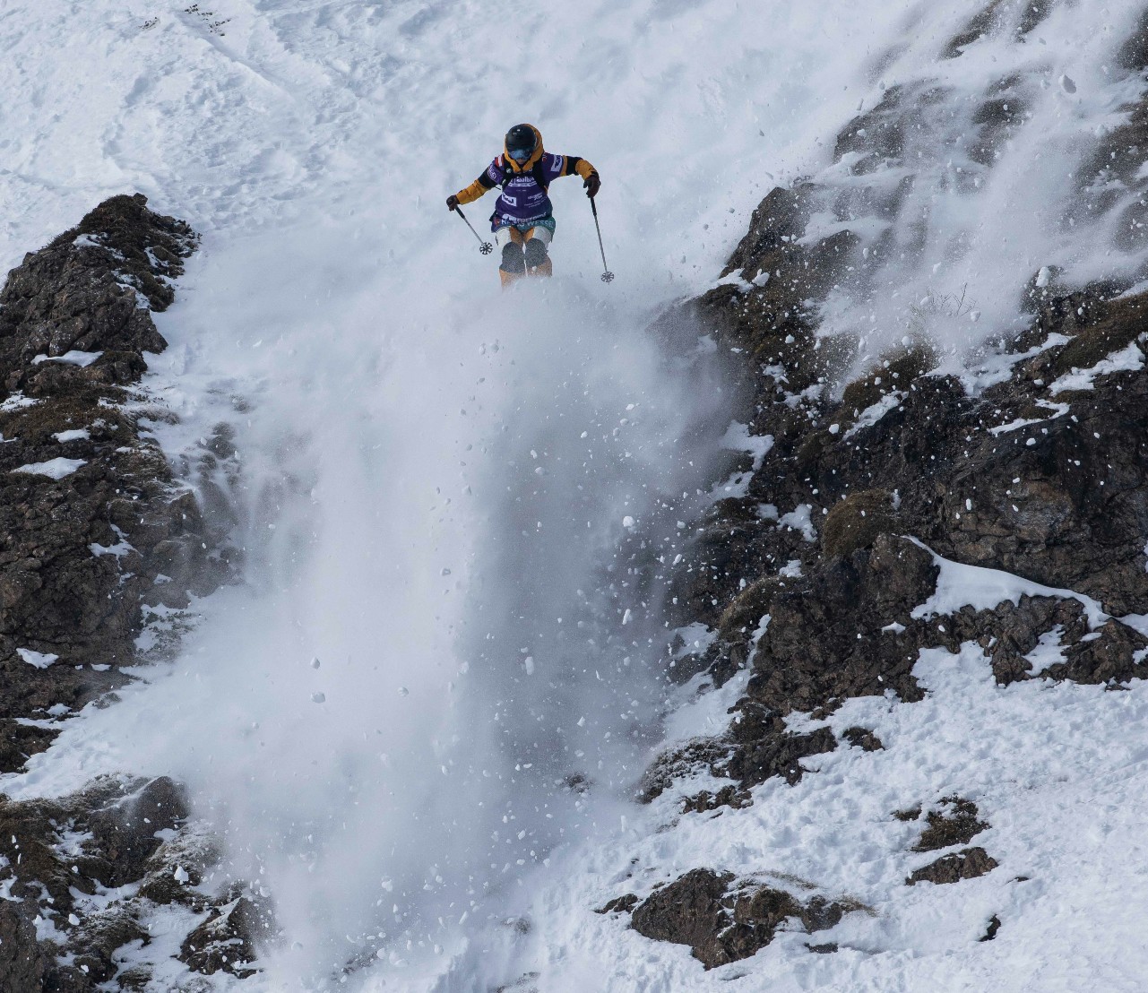 Skifahrer fährt Berg hinab | Credit: Freerideworldtour/Dom Daher