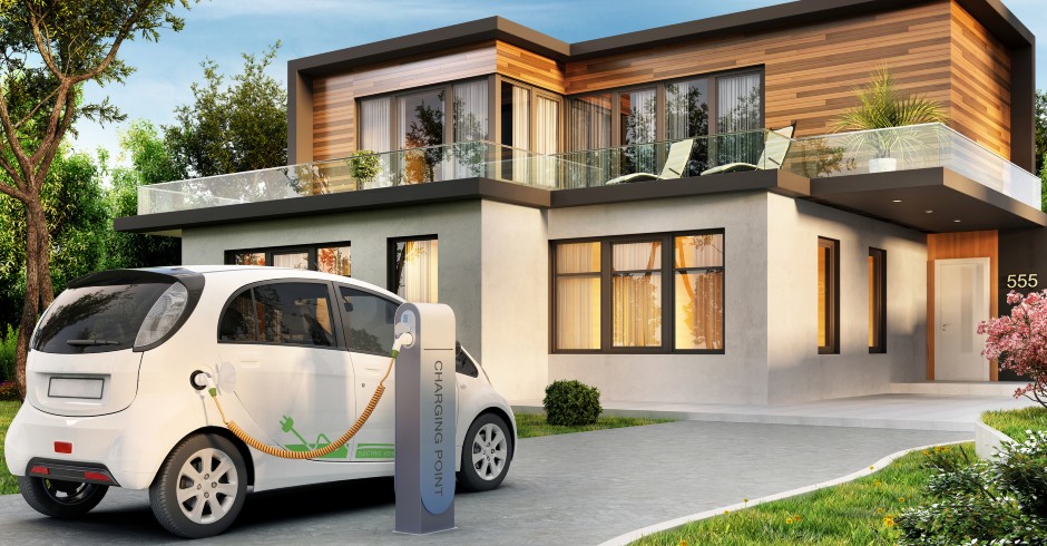 E-Auto steht vor einem Haus | Credit: iStock.com/sl-f