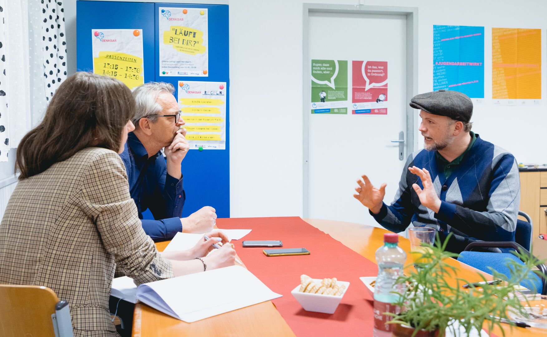 Thomas Stipsits mit den weekend-Redakteuren