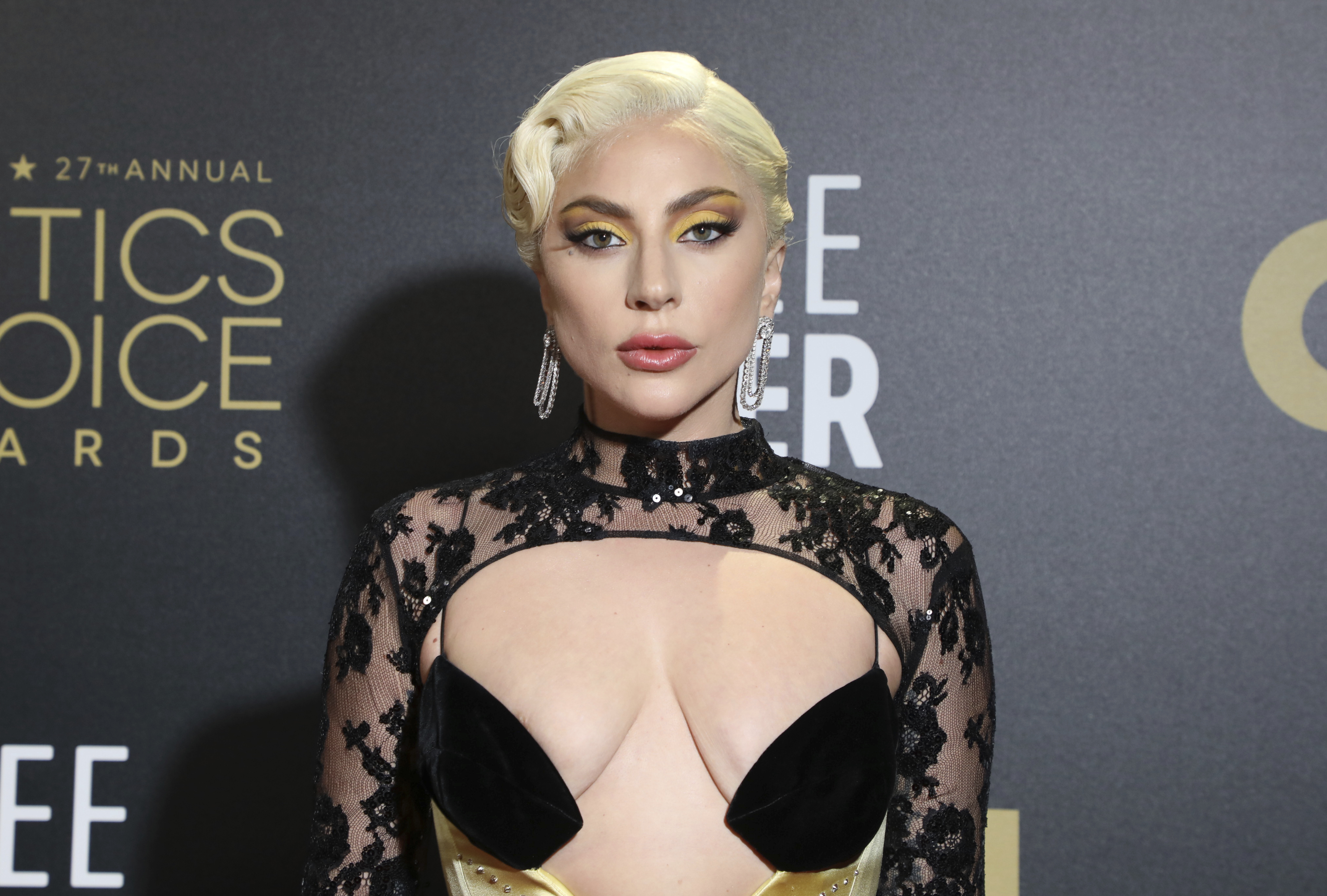 Sängerin Lady Gaga in einem offenherzigen Kleid