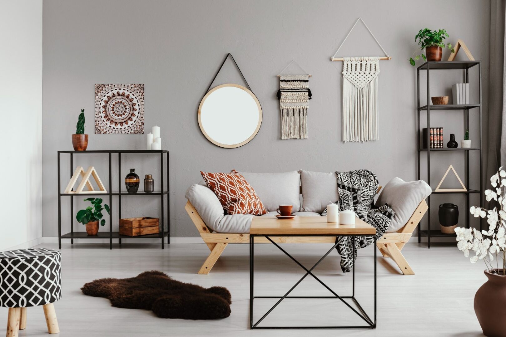 Geometrische Formen im Wohnzimmer | Credit: iStock.com/KatarzynaBialasiewicz