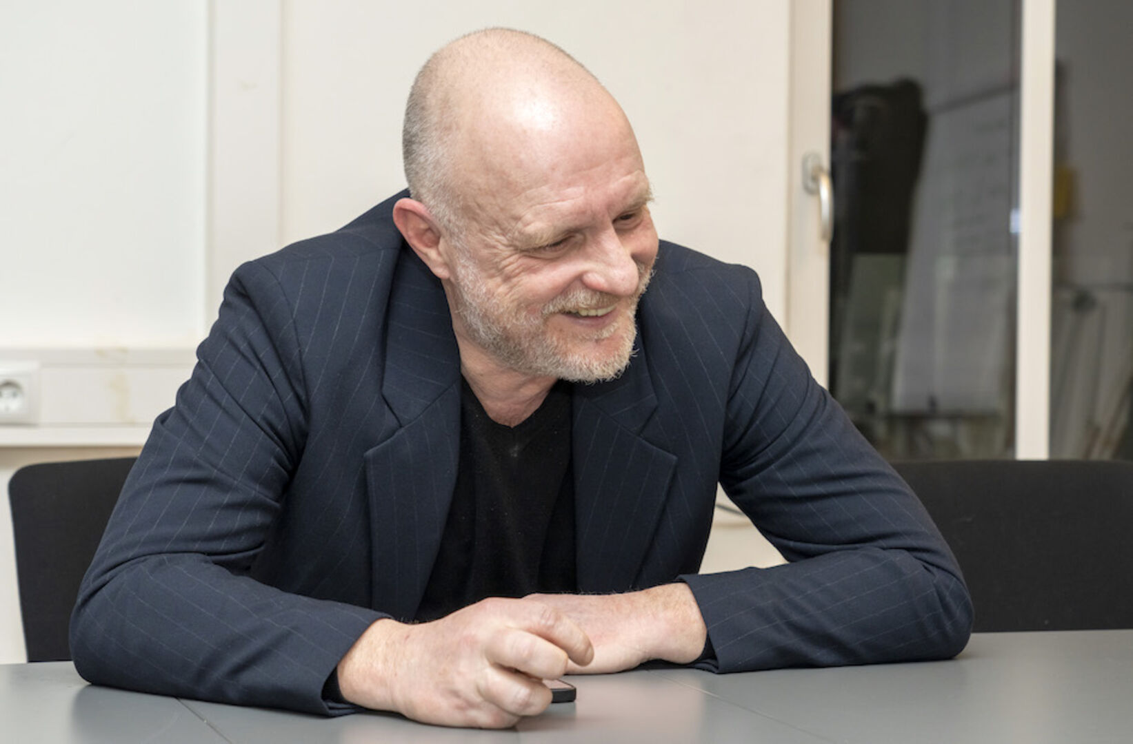 Christoph Grissemann lacht im Gespräch