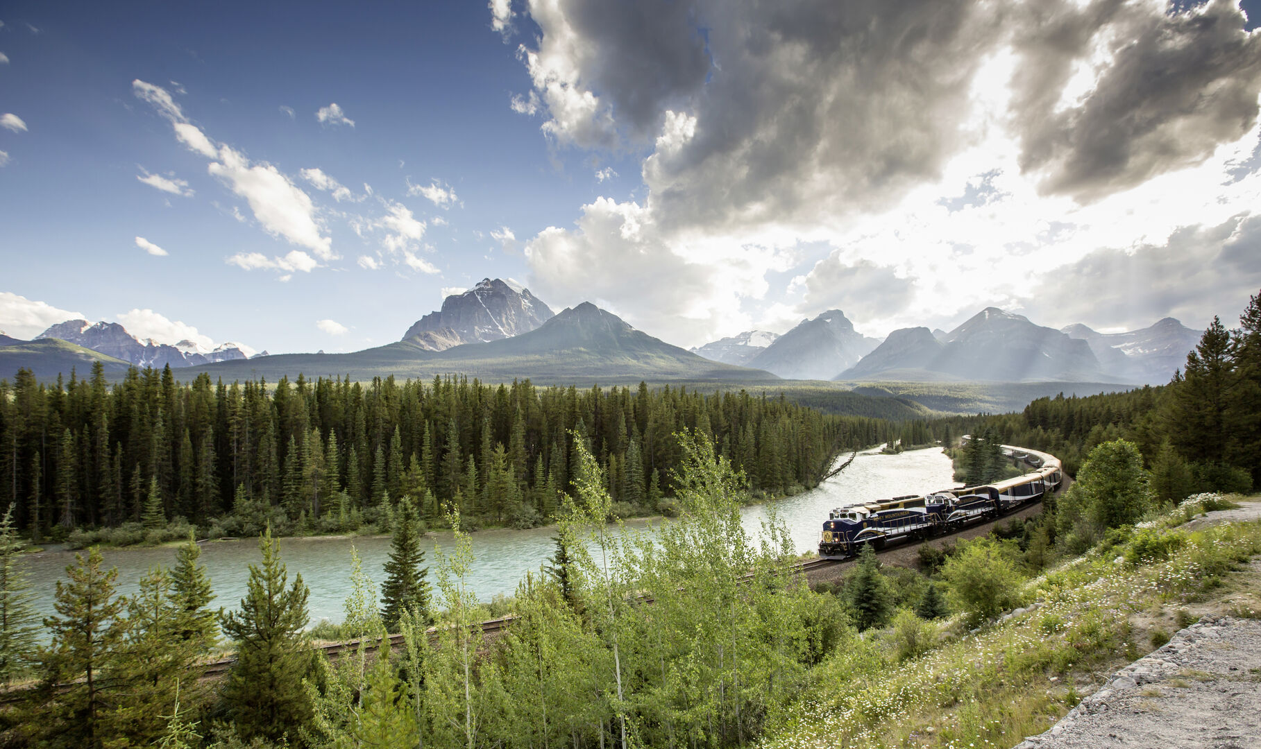 Die Majestät der Rockies trifft auf den Komfort einer luxuriösen Zugreise.